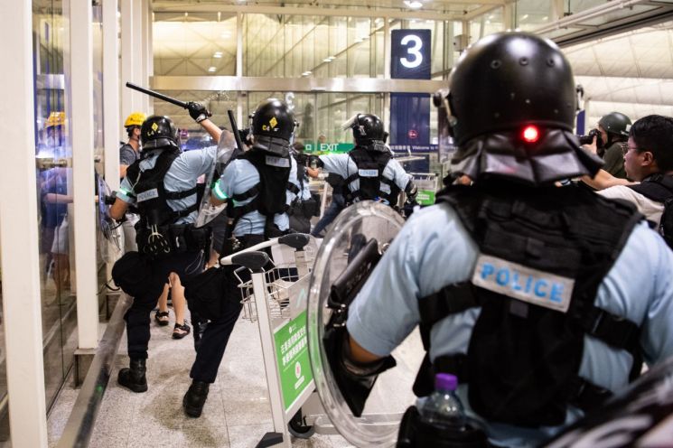 中, 홍콩 기자폭행 '테러' 규정