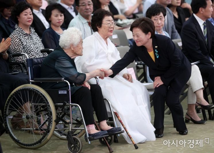 [포토] 할머니 손 잡아드리는 진선미 장관