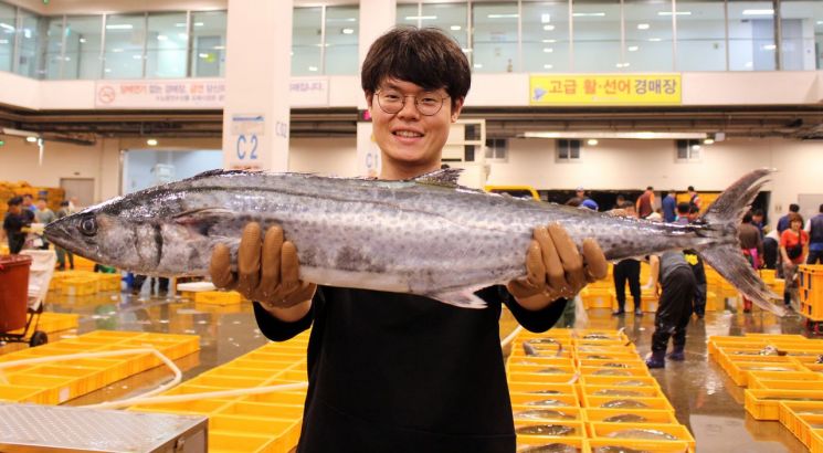 [유통핫피플]펄떡이는 수산물 배송 비결 "새벽 1시 노량진시장 갑니다"