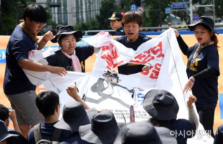 [포토] 한일정보보호협정문 찢는 퍼포먼스