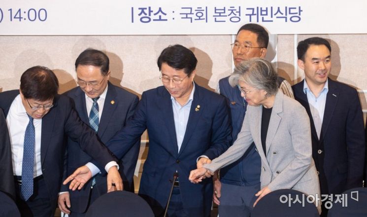 [포토]회의실 들어서는 강경화 외교부 장관