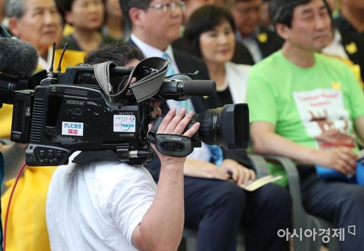 [포토]기림비 동상 제막식 취재하는 일본 기자 