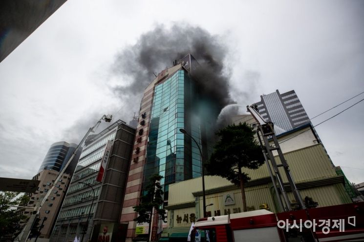 [포토]검은연기 휩싸인 화재 건물