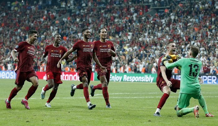 리버풀 선수들이 15일 UEFA 슈퍼컵 첼시전에서 승부차기 끝에 승리해 우승을 결정지은 뒤 골키퍼 아드리안에게 달려가며 환호하고 있다.  / 사진=연합뉴스