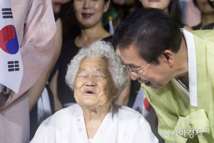 [포토]환하게 웃는 박원순 시장-이옥선 할머니