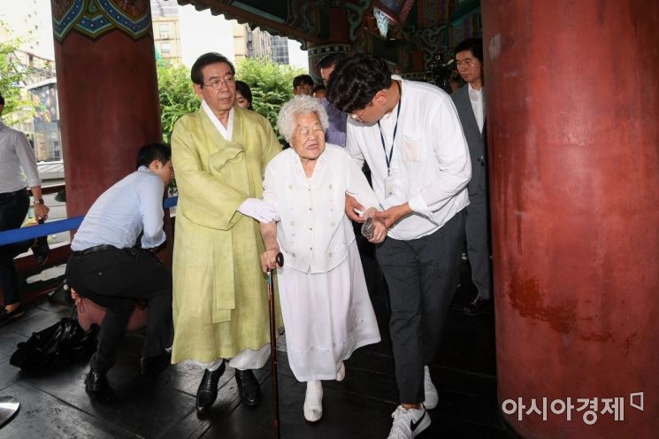 [포토]보신각 타종 마친 박원순 서울시장-이옥선 할머니