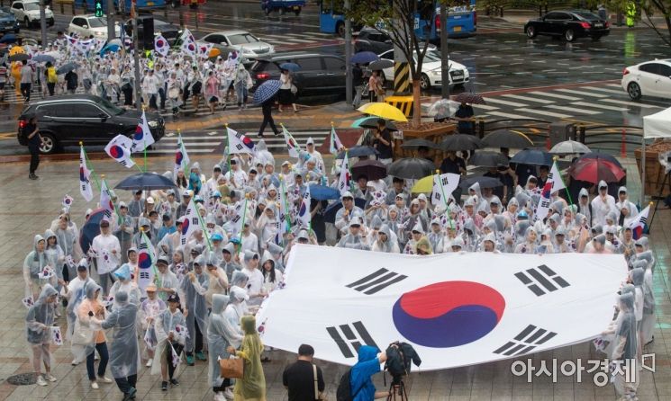 제74주년 광복절인 15일 서울 종로구 보신각 앞에서 시민들이 태극기를 흔들며 대한독립 만세를 외치고 있다./강진형 기자aymsdream@