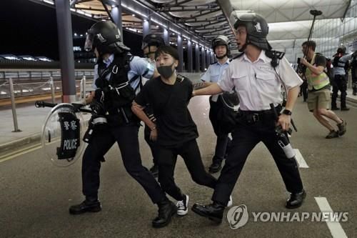 홍콩 점거시위대 체포하는 경찰 / 사진=연합뉴스