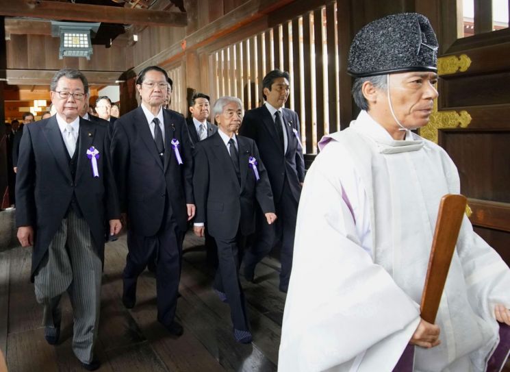 우익 성향의 일본 의원들이 광복절인 15일 일제 침략전쟁의 상징인 야스쿠니(靖國)신사를 집단 참배하고 있다. <사진=연합뉴스>
