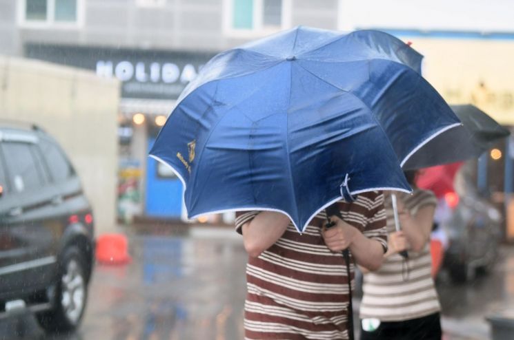 제10호 태풍 '크로사(KROSA)'의 영향으로 강한 비 바람이 분 15일 오후 강원 강릉 시내에서 행인이 우산을 꽉 붙잡고 지나가고 있다. / 사진=연합뉴스