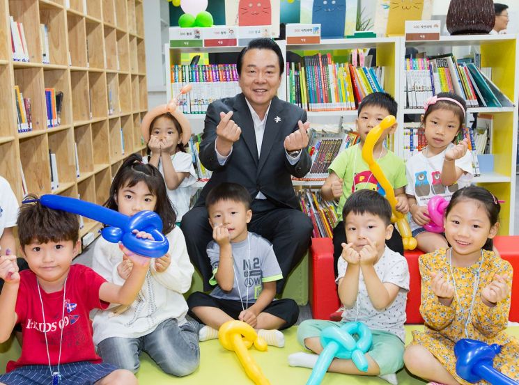 노현송 강서구청장이 작은도서관을 방문해 프로그램에 참여한 아이들과 기념사진을 찍고 있다.