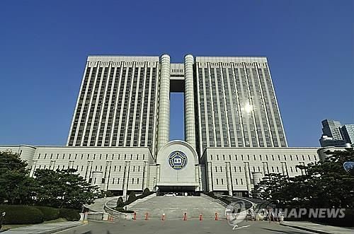 '박영수 집앞 시위' 보수단체 대표 첫 공판서 혐의 부인