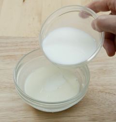 4. 밀전병을 만든다. 볼에 밀가루, 우유 1+1/3컵, 소금을 넣고 멍울이 생기지 않도록 잘 푼다.