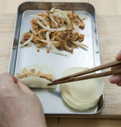 6. 밀전병에 볶은 표고버섯, 김치, 양파를 올린 후 돌돌 말아 접시에 담는다.