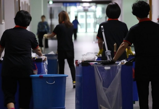"청소노동자 어디서 쉬어야 하나요" 60대 청소노동자 휴게실서 숨져
