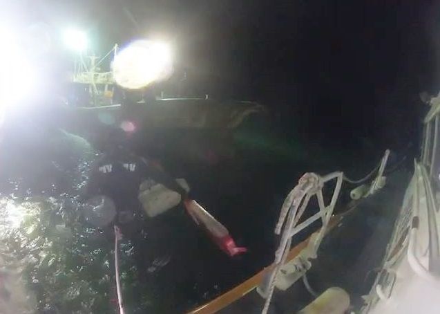 지난 15일 신안군 임자도 대머리항 인근 해상에 부이를 붙잡고 있는 익수자 K씨를 발견하고 경찰관이 입수해 레스큐 튜브를 이용해 구조하고 있다. (사진제공=목포해양경찰서)
