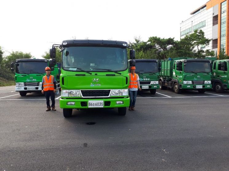 영암군은 안전사고 예방과 작업환경 개선을 위해 안전 부분이 개선된 ‘한국형 청소차’ 2대를 도입해 오는 8월 말부터 운행에 들어갈 계획이다. (사진제공=영암군)