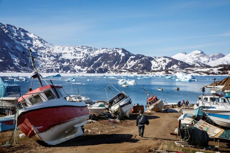 "그린란드 매입에 관심보이는 美 트럼프…참모들에 검토 지시"
