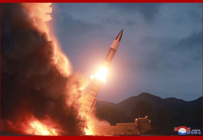 북한 조선중앙통신이 지난 11일 공개한 사진으로, 북한판 전술 지대지 미사일로 추정되는 발사체가 발사되고 있다.