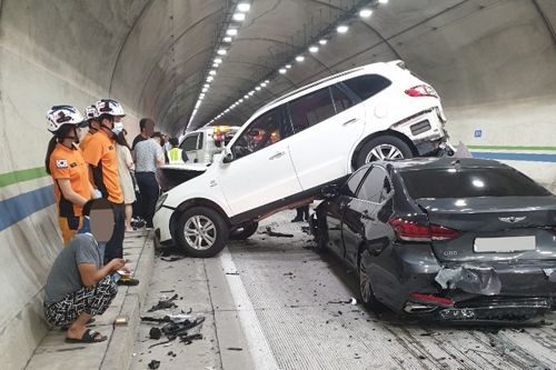 전남 여수 터널서 승용차 다중 추돌…6명 부상