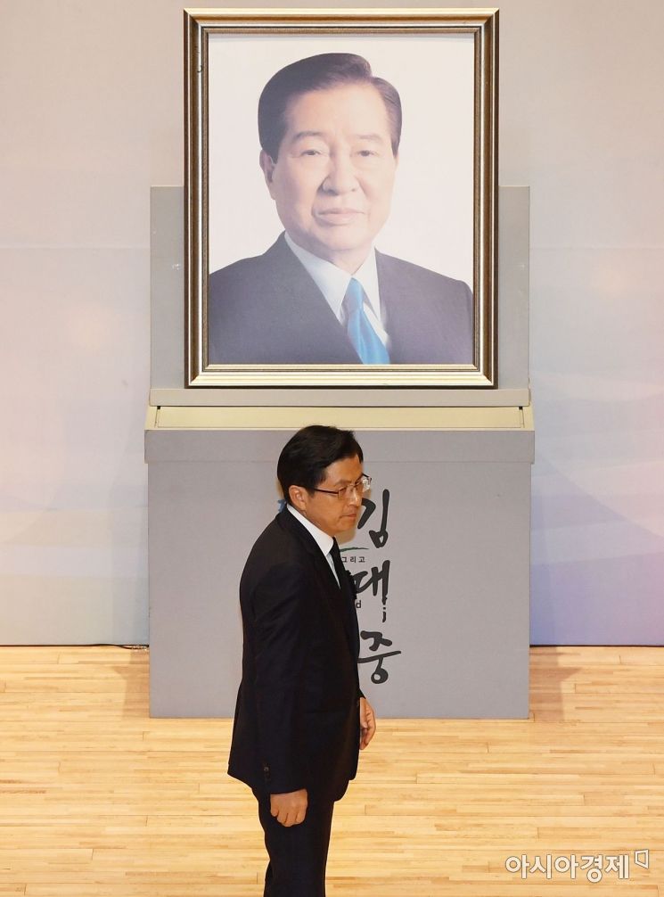 [포토] 추도사 마치고 이동하는 황교안 총리