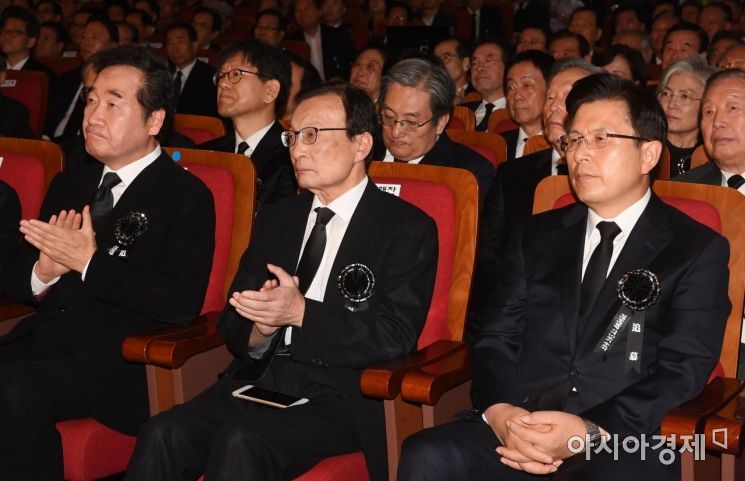 [포토] 박수치는 이낙연-이해찬