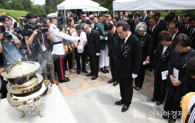 [포토] DJ 묘소 참배하는 이낙연 총리와 장관들