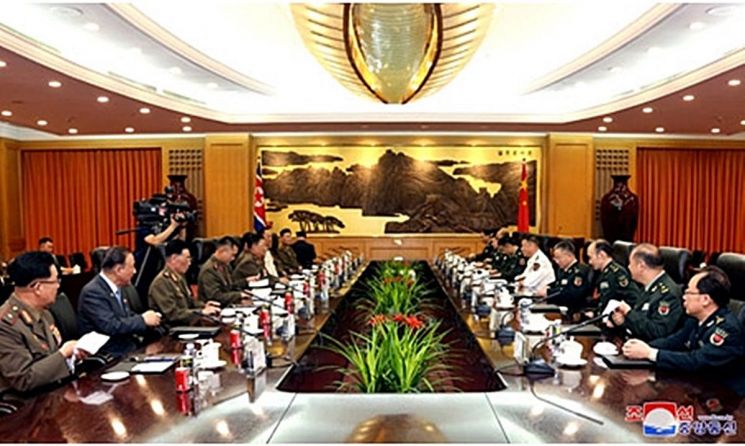 중국을 방문 중인 김수길 북한군 총정치국장이 지난 16일 오후 베이징(北京) 중앙군사위 청사인 8·1대루에서 먀오화(苗華) 중국 중앙군사위 정치공작부 주임과 회담했다고 조선중앙통신이 18일 보도했다.