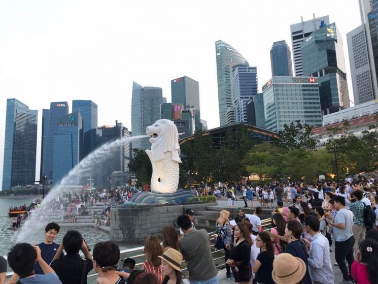 싱가포르 머라이언공원을 방문한 관광객들이 머라이언동상을 배경으로 기념사진을 찍고 있다. 사진=서주미 객원기자