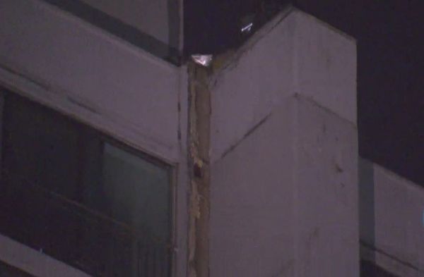 18일 수원시 권선구 구운동의 한 아파트 외벽에 균열이 발생했다. 사진은 외벽균열 사고현장./사진=KBS 방송 화면 캡처