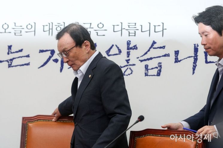 [포토]회의실 들어서는 이해찬 대표-이인영 원내대표