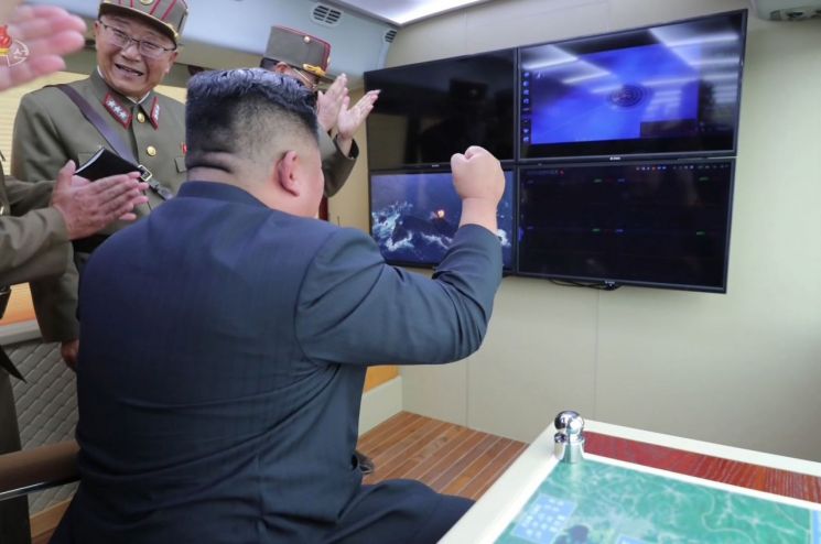 지난달 17일 조선중앙TV가 공개한 시험사격 현장 사진으로, 국방과학원 소속 전일호가 상장(우리의 중장·별 3개) 계급장이 달린 군복을 입고 있다.