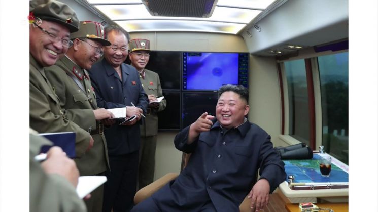 북한 조선중앙TV가 8월 11일 전날 함경남도 함흥 일대에서 실시한 2발의 단거리 발사체 발사 장면을 사진으로 공개했다. 북한 매체들은 김 위원장이 "새로운 무기가 나오게 되었다고 못내 기뻐하시며 커다란 만족을 표시하시였다"고 전했다.