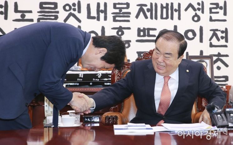 [포토]악수하는 문희상 의장-이인영 원내대표