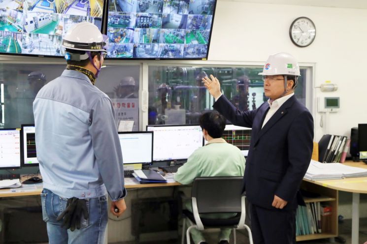 김형근 한국가스안전공사 사장(오른쪽)이 반도체 소재 생산 전문기업인 솔브레인 생산 시설을 점검하고 있다.
