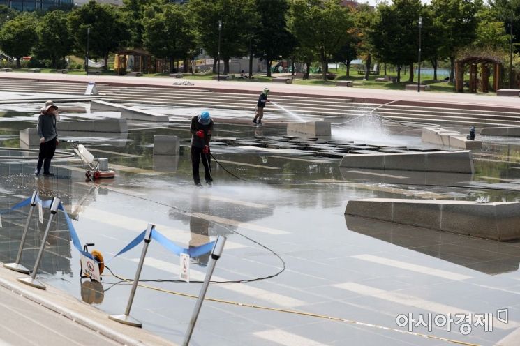 [포토]물빛광장 시원하게 청소 