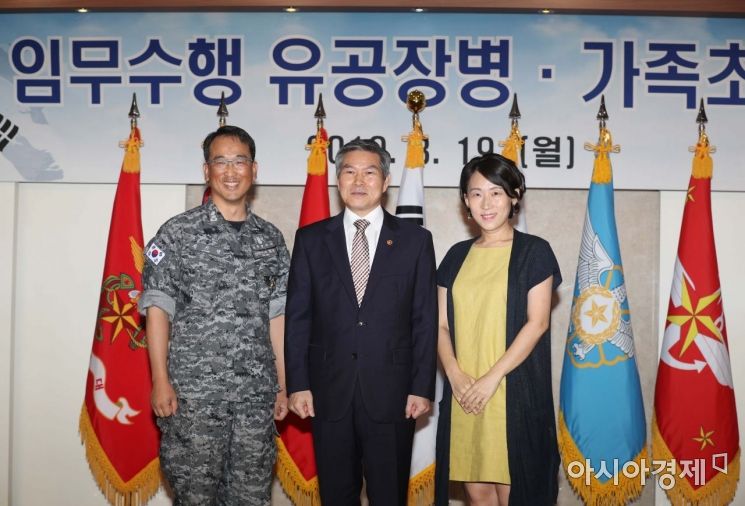 [포토]정경두 국방부 장관, 강기영 중령 격려 