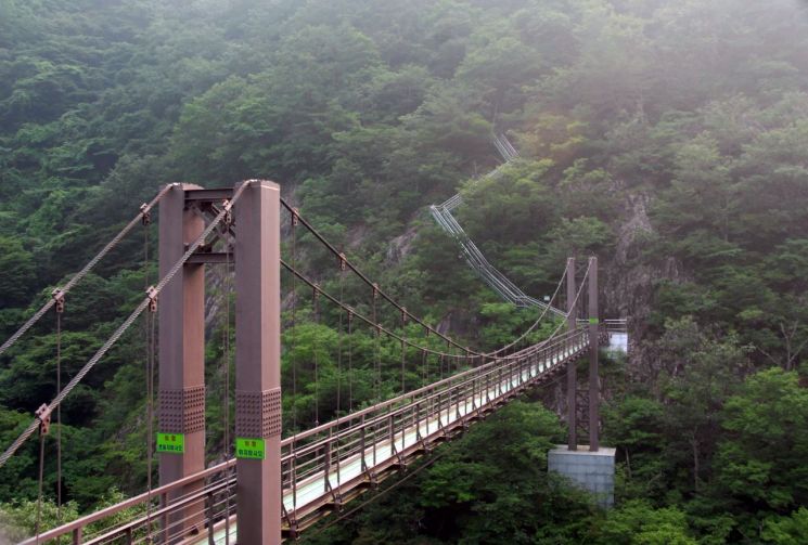 가마골 제 2등산로. 출렁다리를 지나 산책로를 따라 걸어가면 사령관 동굴터가 나타난다. 사진=담양군 제공