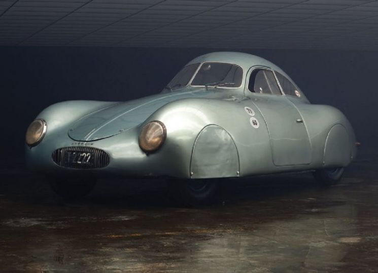 포르쉐와 폭스바겐의 창업주인 페르디난드 포르쉐가 1939년 제작한 것으로 알려진 스포츠카인 포르쉐 타입64의 모습.(사진=https://rmsothebys.com)