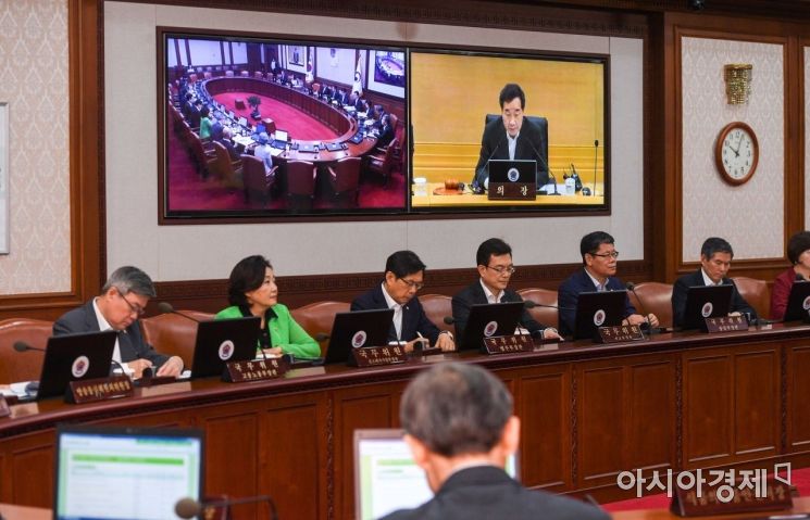 [포토]이낙연 총리 모두발언 경청하는 국무위원들