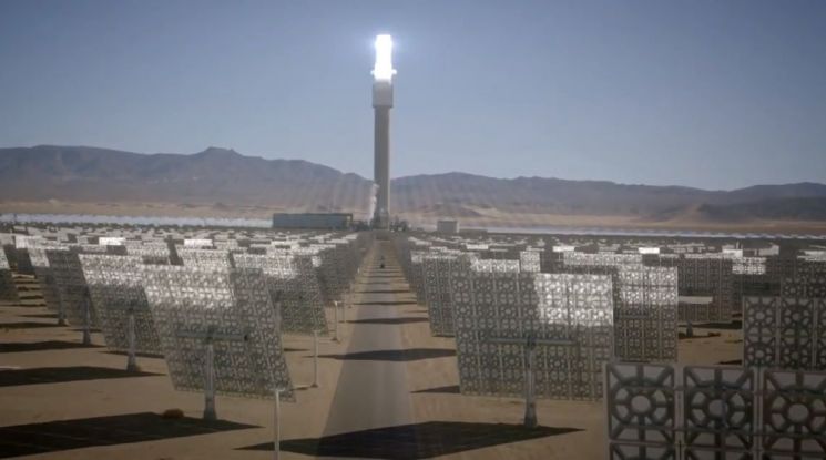 미국 네바다 사막 지역에 건설된 '크레센트듄스 용융염 태양열발전소'의 모습. [사진=솔라리저브]