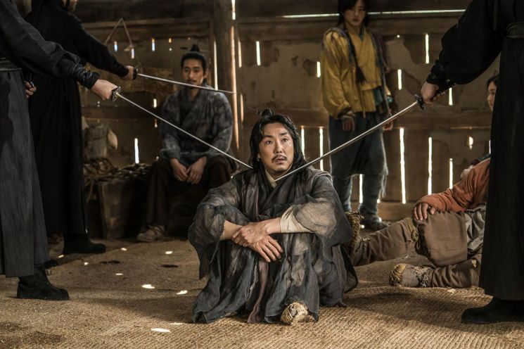 [트레일러]가짜뉴스 비판 위한 무리한 전개 '광대들…'