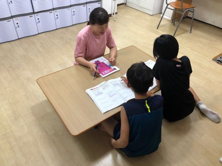 광진구에 거주하는 결혼이주여성이 지역아동센터에서 ‘방과 후 지도사’로 활동하고 있는 모습