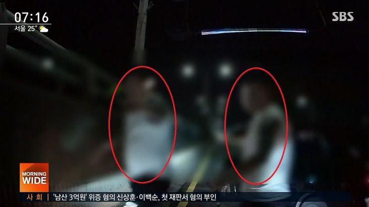 지난 17일 서울강변북로에서 욕설과 차량을 흔드는 등 보복운전이 일어났다./사진=SBS 뉴스 화면 캡처