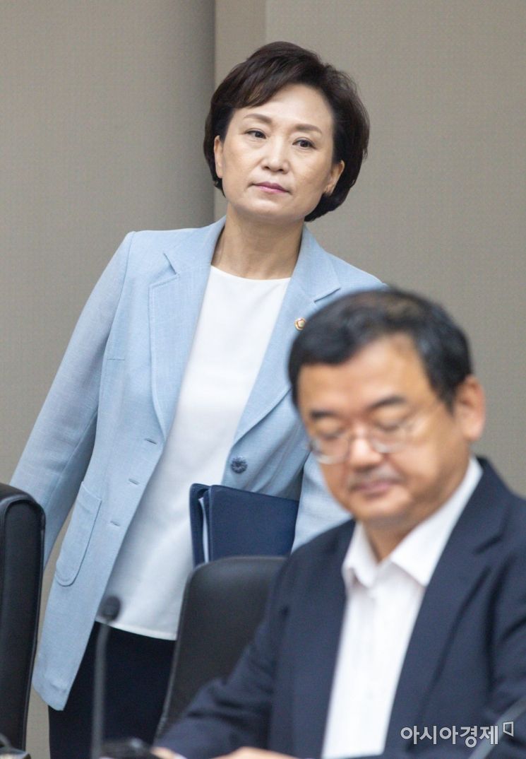 [포토]회의실 들어서는 김현미 장관