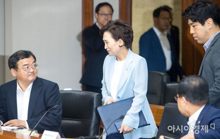 [포토]경제활력대책회의 참석한 김현미 장관