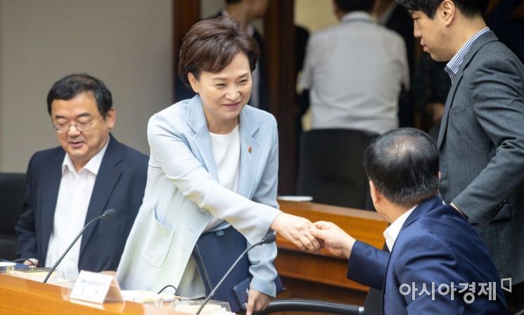 [포토]악수하는 김현미 장관-유영민 장관