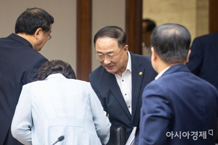[포토]김현미 장관과 인사하는 홍남기 경제부총리