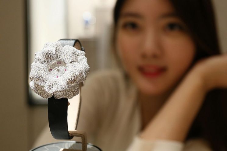갤러리아百, 1400개 다이아몬드 세공된 '명품 시계' 전시