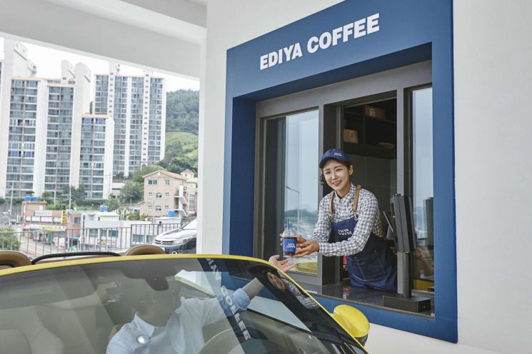 이디야커피, 1호 드라이브 스루 매장 오픈